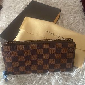 Aunthentic Brand New Louis Vuitton Zippy Wallet